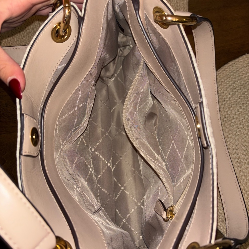 Michael Kors Beige and White Shoulder Bag - Picture 3 of 6